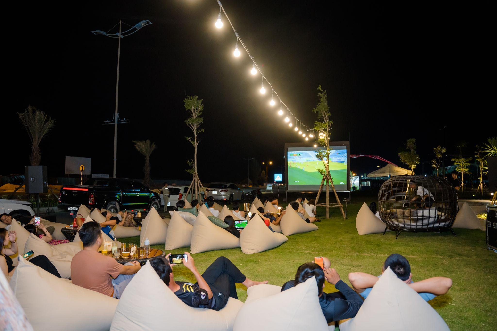 Phong cách xem phim ngoài trời tại Regal Legend thu hút đông đảo du khách và cư dân địa phương